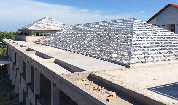 Cải tạo mái nhà xuống cấp bằng khung kèo thép nhẹ